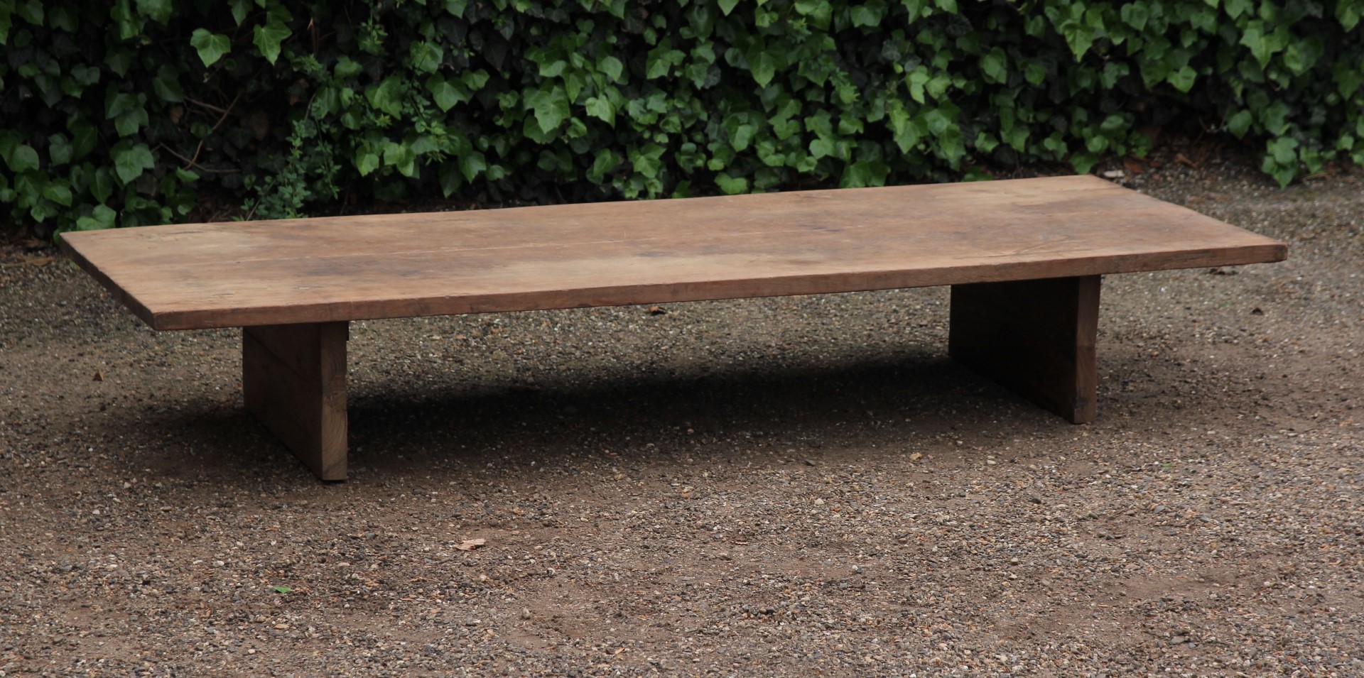 antiker-wabi-sabi-tisch